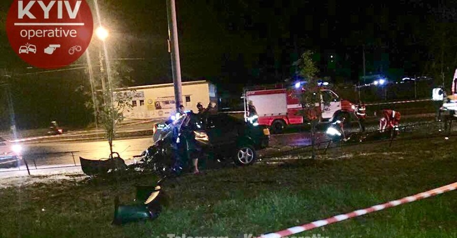 В Киеве иномарка протаранила столб, погибли два человека