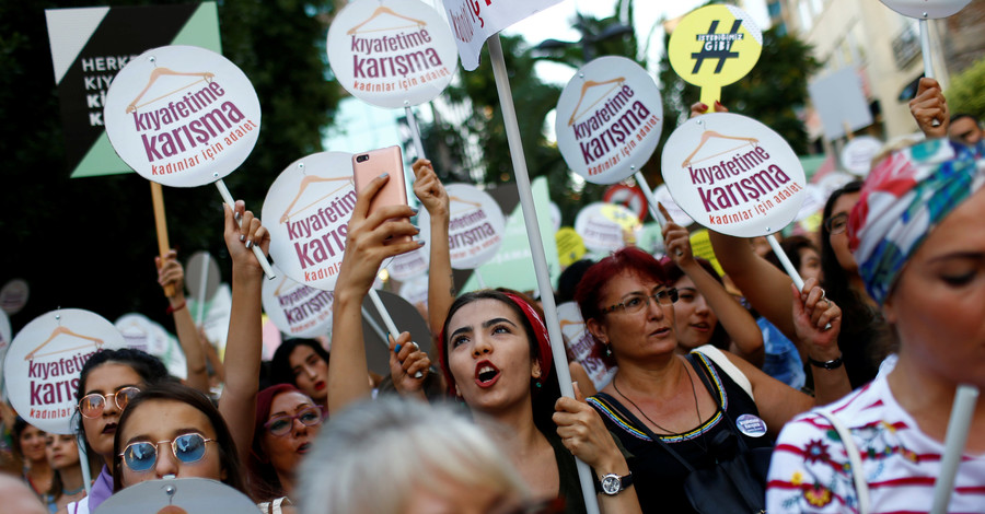 Женщины Стамбула провели масштабную акцию против насилия