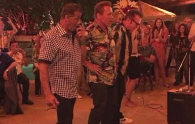Шварценеггер, Сталлоне и Костнер покорили соцсети гавайским танцем