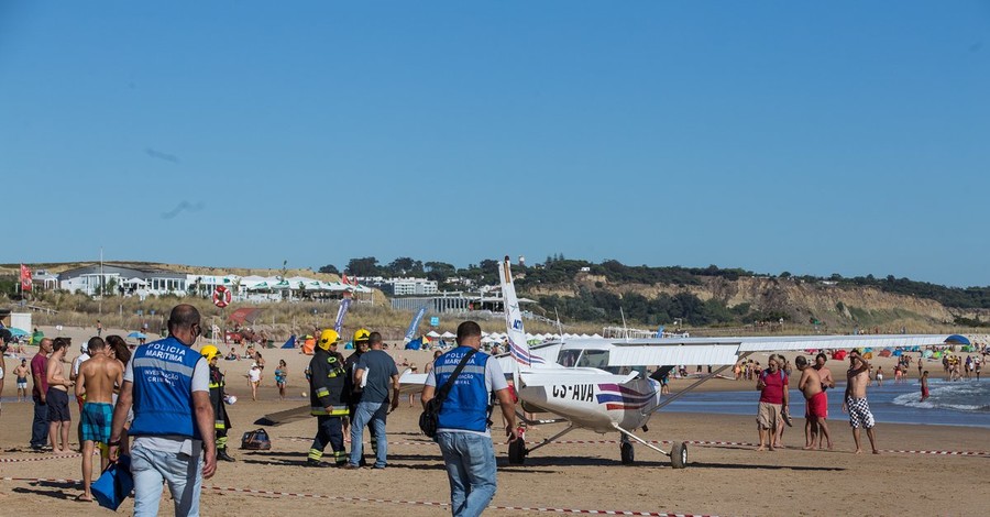 В Португалии самолет приземлился на пляже, есть жертвы