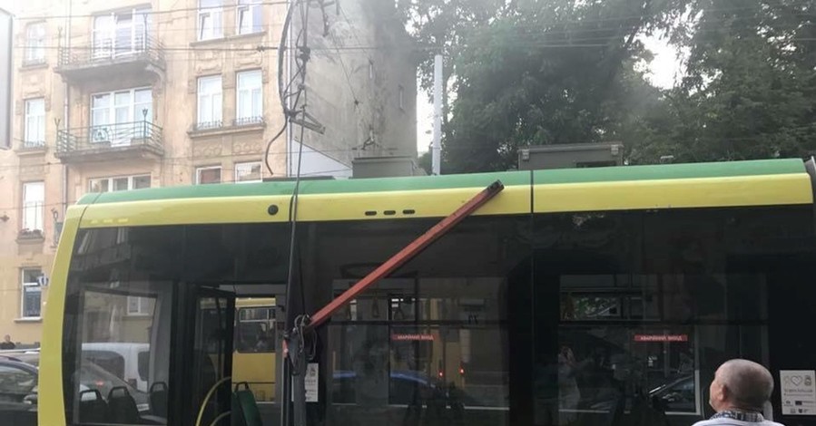 В центре Львова на ходу начал разваливаться новый трамвай 
