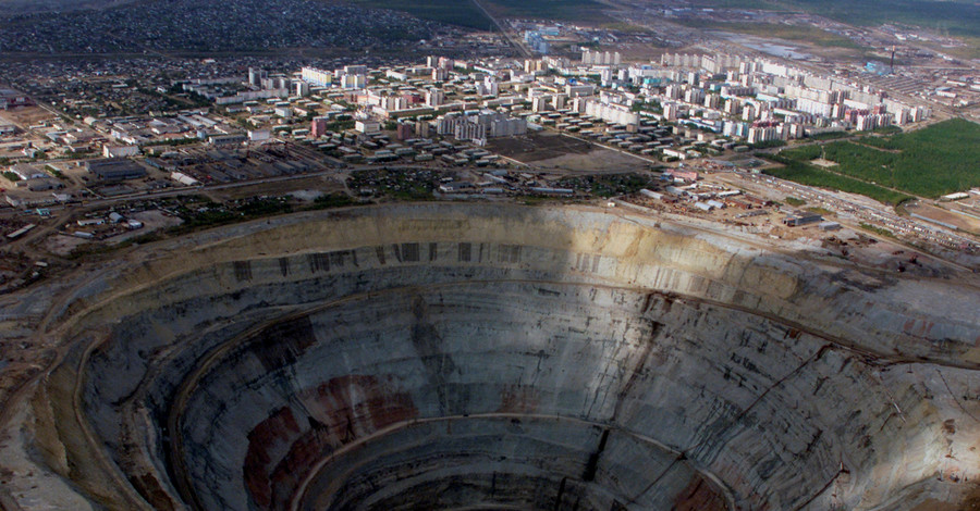 В Якутии на алмазном руднике произошла авария: в шахте находятся более 100 человек