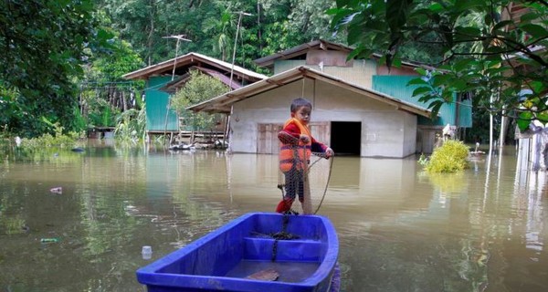 Во время наводнения во Вьетнаме погибли 23 человека