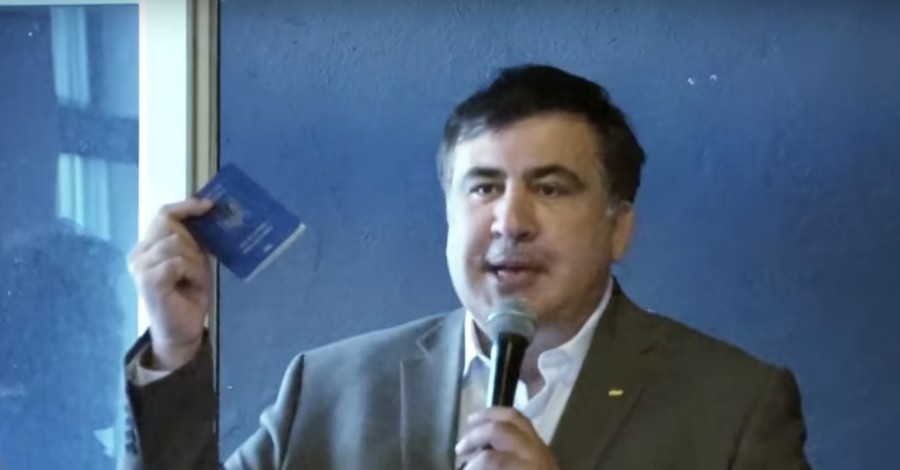 Саакашвили показал в Польше свой украинский биометрический паспорт