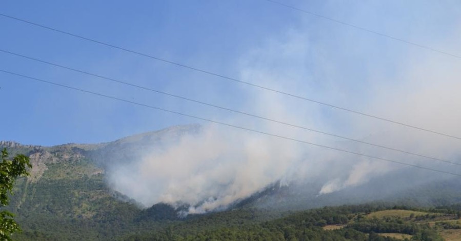 В Крыму тушат лесные пожары