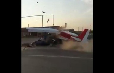 В Чечне самолет приземлился на дорогу и врезался в машину