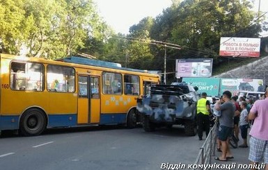 В Тернополе бронемашина врезалась в троллейбус