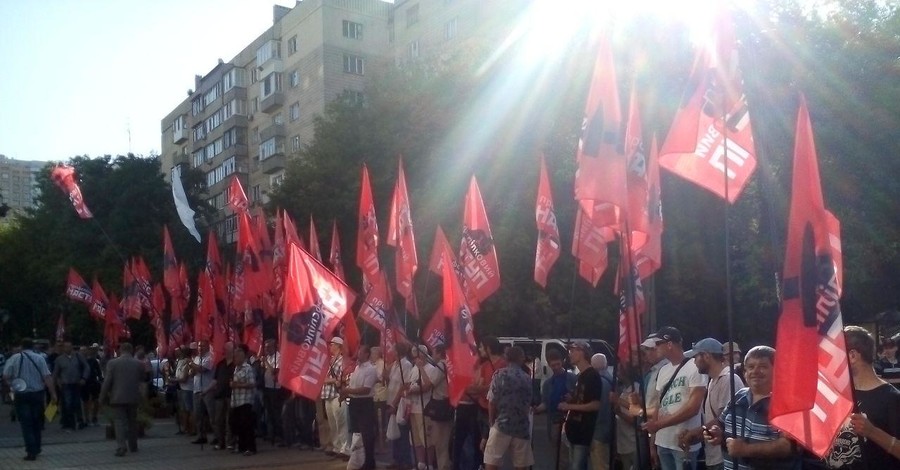 Под ФГИ митинг профсоюзов: требуют не продавать олигархам облэнерго