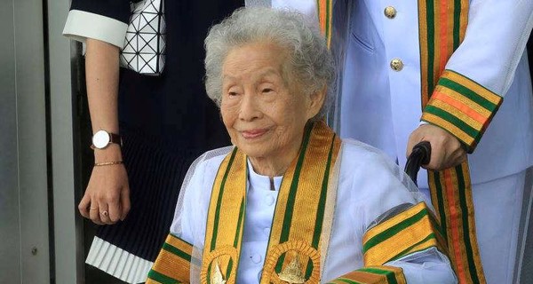 91-летняя жительница Таиланда получила степень бакалавра