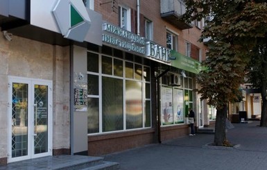 Деньги из банка Януковича оказались в банке Порошенко, суд разрешил обыски 
