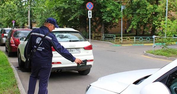 Московский таксист сбил инспектора, который выписывал ему штраф