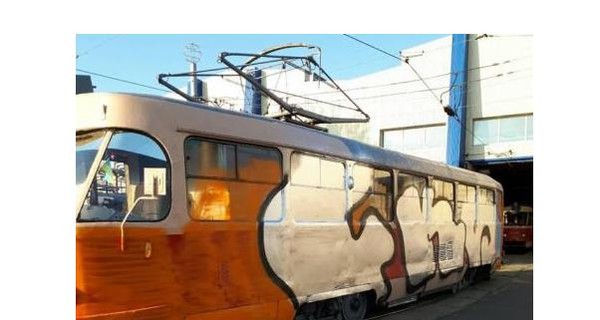 В Киеве толпа в масках разрисовала краской трамвай, пострадал водитель 