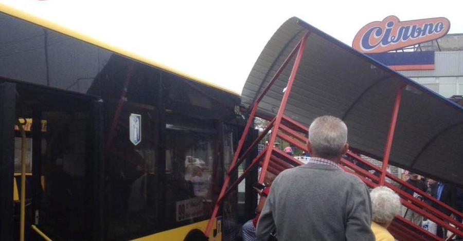 В Киеве водитель автобуса врезался в остановку и сбежал