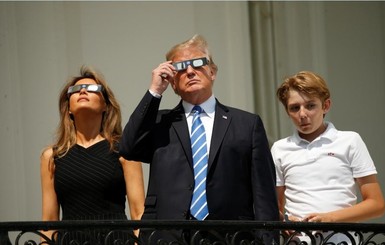 Трамп с семьей понаблюдал за солнечным затмением