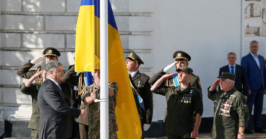 Флаг Украины на Софийской площади подняли пятеро военнослужащих