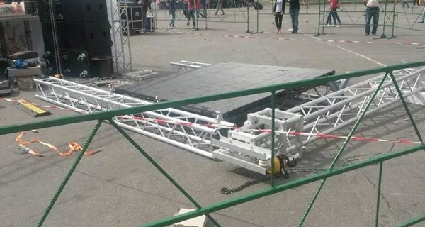 В Умани во время праздничного концерта на детей рухнула часть сцены