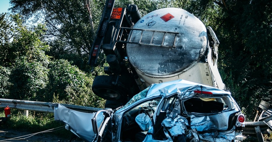 В Тернополе 30-тонный грузовик с соляркой протаранил легковушки и опрокинулся