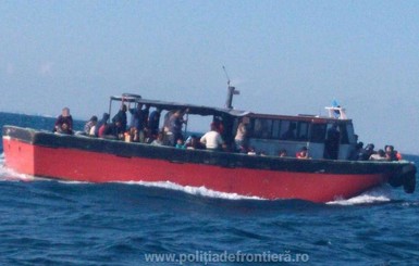 В Черном море задержали судно с 87 мигрантами
