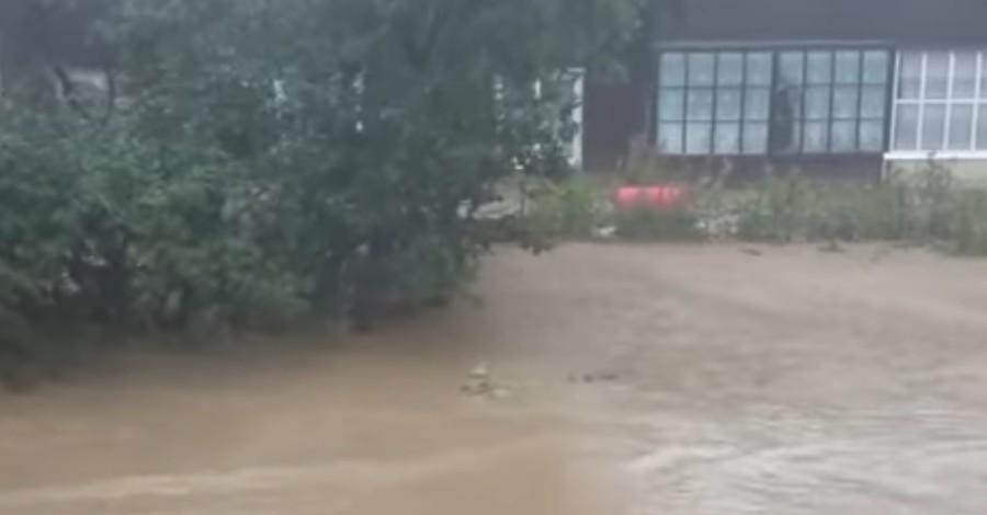 В России вышедшая из берегов река затопила город