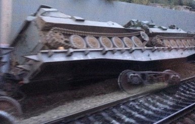 В России сошел с рельсов поезд с танками