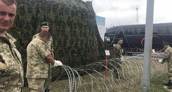 Не из-за Саакашвили: пограничники объяснили колючую проволоку на КПП 