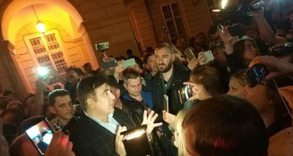 Саакашвили таки успевает выпить кофе во Львове: политик уже на площади Рынок