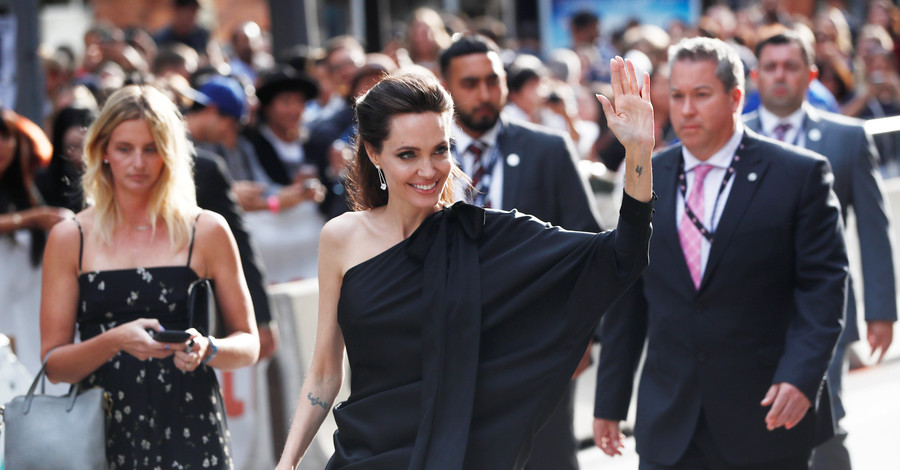 Черная пантера: Анджелина Джоли на красной дорожке кинофестиваля в Торонто