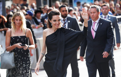 Черная пантера: Анджелина Джоли на красной дорожке кинофестиваля в Торонто