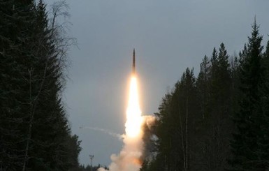 В России с космодрома запустили межконтинентальную баллистическую ракету