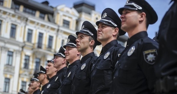 МВД запретит полицейским при исполнении носить яркие сумки и зонты