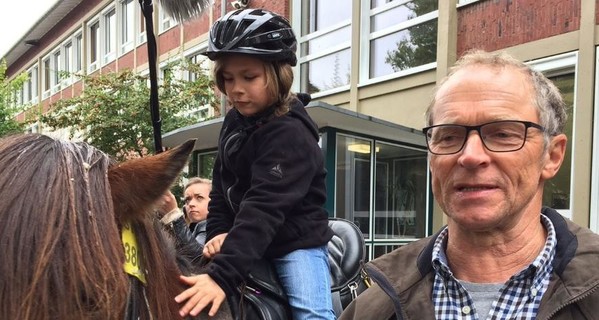 В Германии пенсионер месяц ехал на лошадях, чтобы забрать внуков из школы