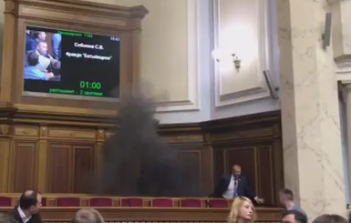 Тетерук спас депутатов от дымовой шашки и дал подзатыльник Семенченко