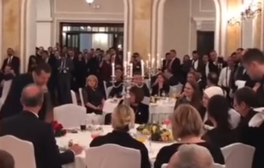 Глава МИД Сербии спел песню Эрдогану