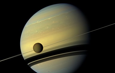 В атмосфере самого крупного спутника Сатурна нашли ледяные облака