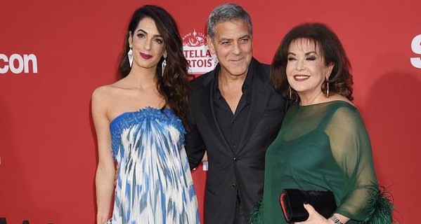 Джордж Клуни пришел на премьеру фильма с супругой и тещей 