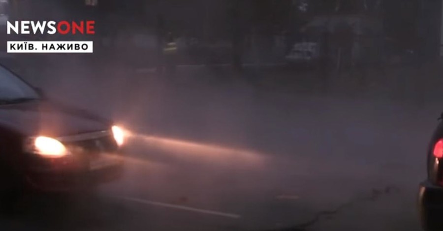В Киеве улицу затопило кипятком от прорвавшей трубы