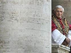 Папа Римский вымыл ноги 12 священникам 