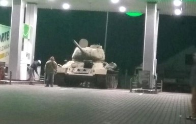 На Киевщине заправиться на АЗС приехал танк