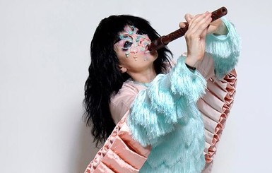 Певица Бьорк дополнила костюм украинского дизайнера фаллоимитатором 