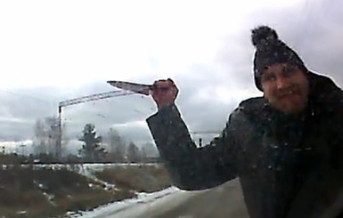 В России пассажиры машины спаслись от убийцы – он успел разбить ножом лобовое стекло 
