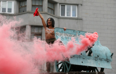 Голая активистка FEMEN устроила акцию против 