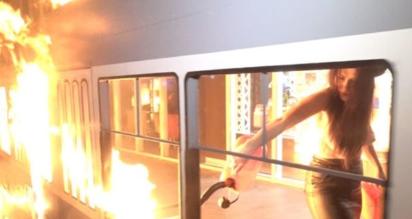 В Киеве полицейские Винницы задержали фемен-активистку, которая сожгла трамвай 