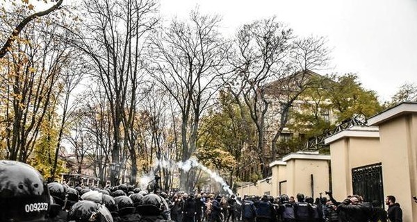Драка на митинге в Одессе: в ход шли слезоточивый газ и взрывпакеты, травмированы 6 полицейских