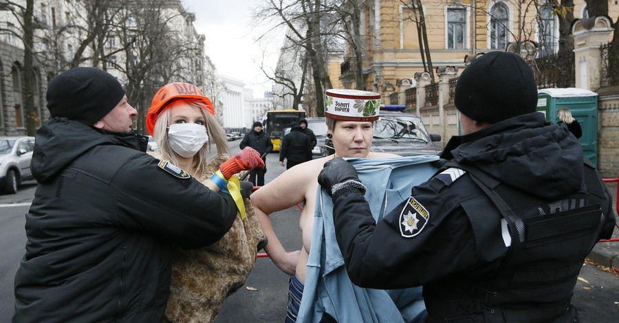 FEMEN пришли на Банковую с коробкой от торта Roshen на голове 