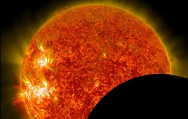 На Солнце появился протуберанец размером в полмиллиона километров