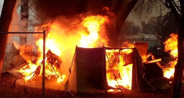 В Киеве протестующие устроили пожар в палатке
