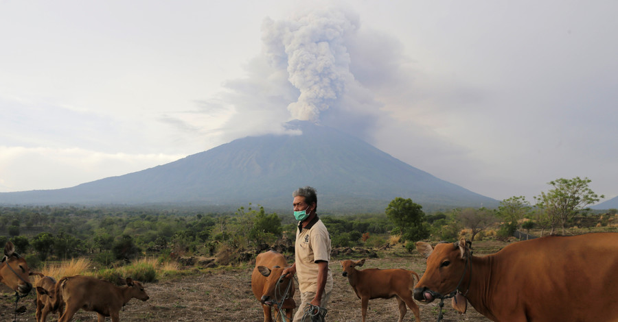 Предыдущее извержение вулкана на Бали ничему не научило: местные опять отказываются от эвакуации 
