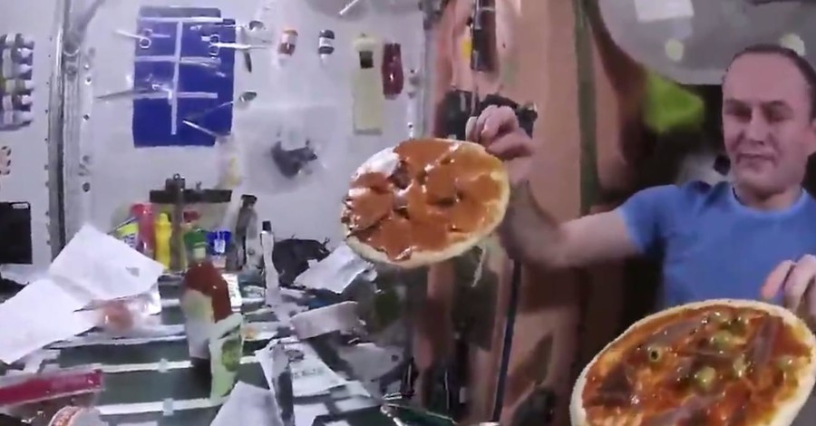 Астронавты приготовили пиццу на борту МКС