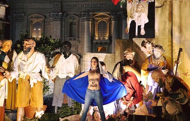 Активистка Femen показала грудь Папе Римскому