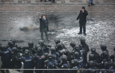 Под Радой стычки, митингующие сожгли флаг России